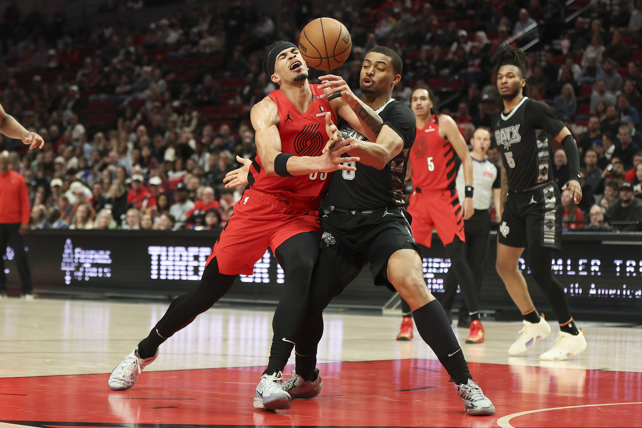 阿根廷男篮轻取马刺，波尔津吉斯关键制胜的简单介绍