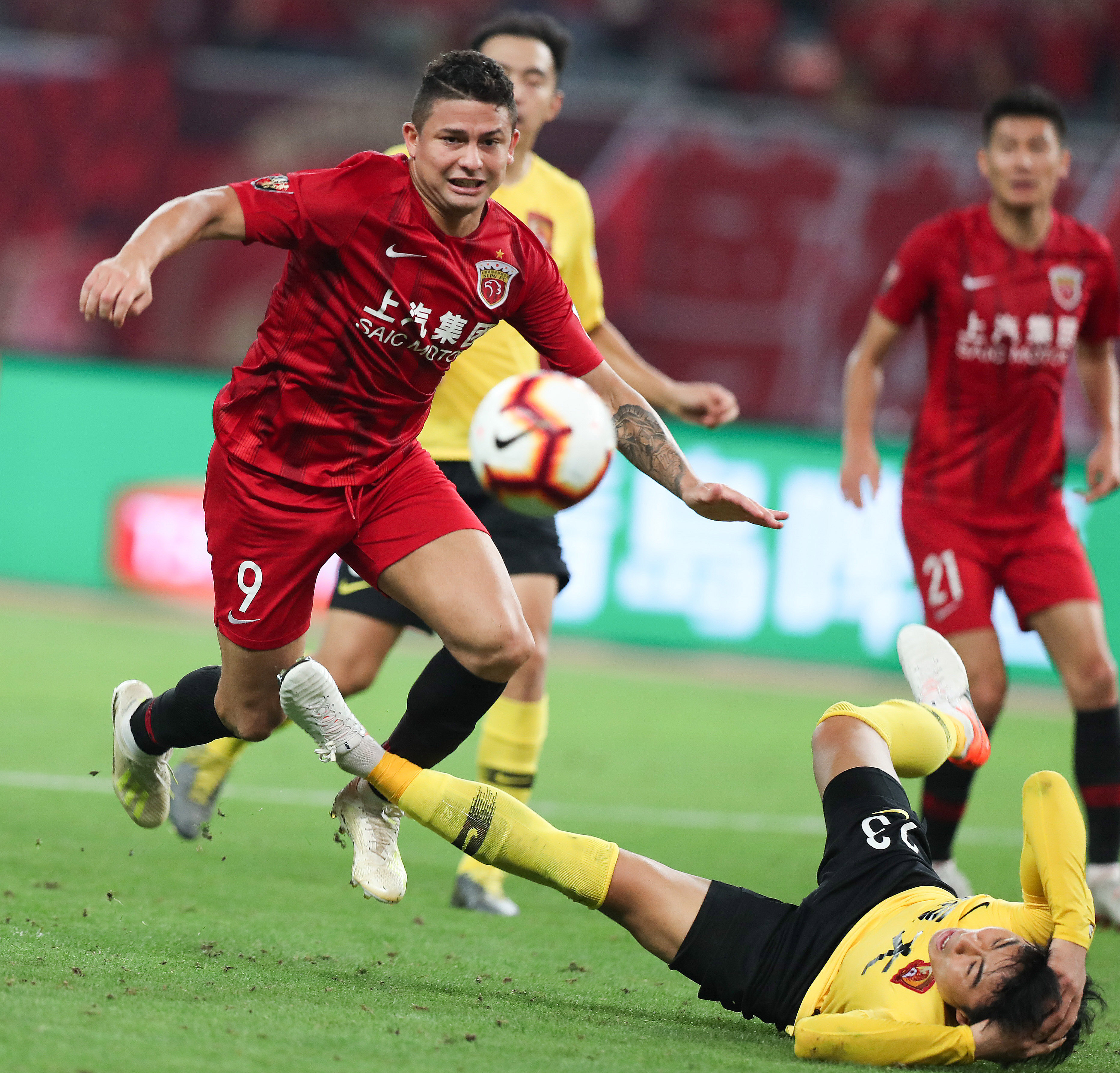 包含本轮足球比赛中球员发挥突出的词条