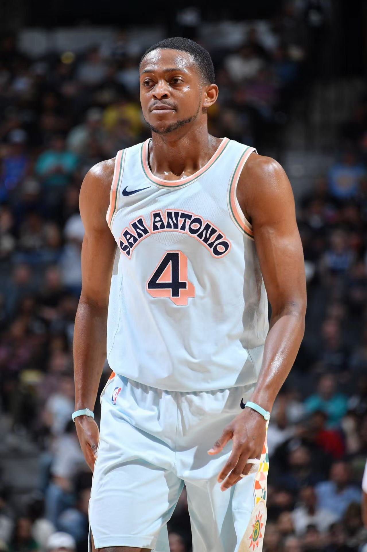 马刺新援首秀表现出色，球队士气大振的简单介绍