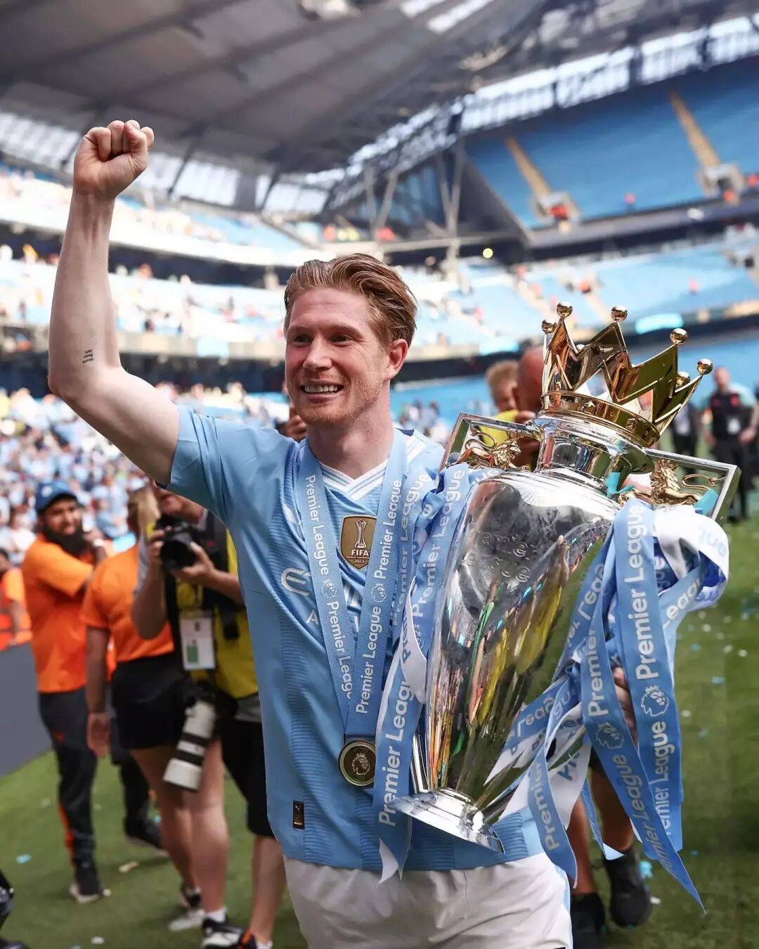 包含曼城球员因慈善事业获得认可的词条