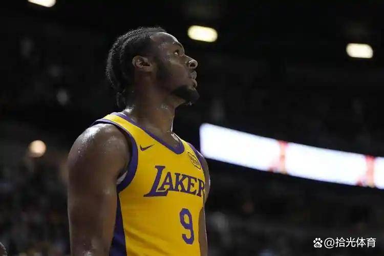 包含湖人客场失利太阳，詹姆斯终场表现无法带领球队逆袭的词条