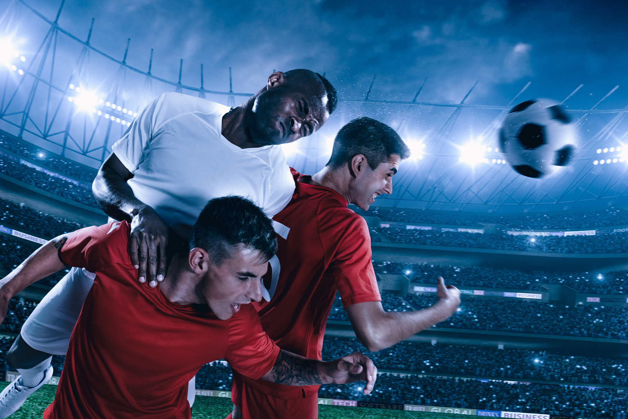 包含足球比赛场面燃情上演，观众沸腾欢呼的词条